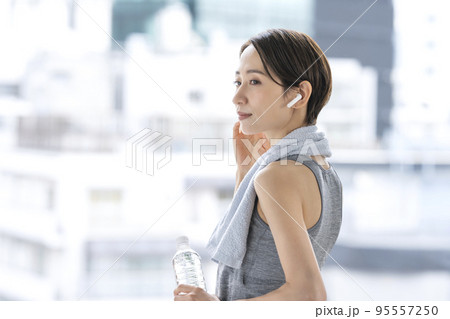トレーニングの後休憩する女性　水分補給　ワークアウト 95557250