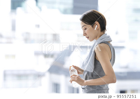 トレーニングの後休憩する女性　水分補給　ワークアウト 95557251