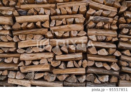 綺麗に積み上げられた薪 95557851