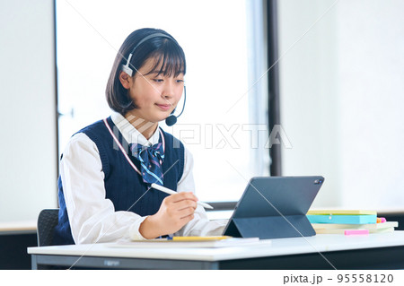 タブレットで学習する中学生 タブレットで学習する中学生 95558120