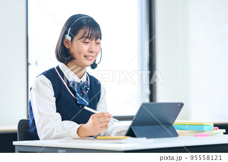 タブレットで学習する中学生 95558121