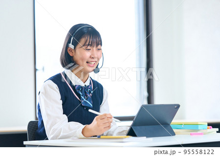 タブレットで学習する中学生 タブレットで学習する中学生 95558122