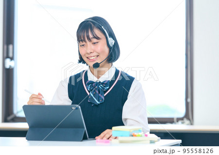 タブレットで学習する中学生 タブレットで学習する中学生 95558126