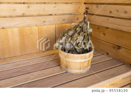 サウナと水に浸かったヴィヒタ 95558130