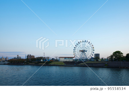 夕暮れのあらかわ遊園の新観覧車と東京スカイツリー 95558534
