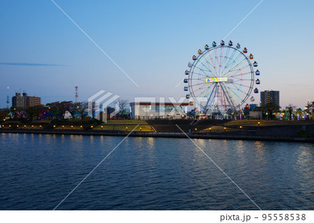 あらかわ遊園の新観覧車と東京スカイツリー イルミネーション 夜景 あらかわ遊園の新観覧車と東京スカイツリー イルミネーション 夜景 95558538