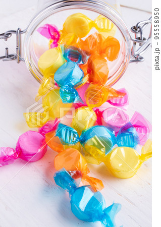 ガラス瓶からこぼれたカラフルなラムネ 95558950