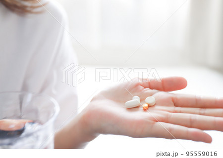 薬を飲む女性 95559016