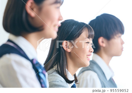 勉強する男女の中学生 勉強する男女の中学生 95559052