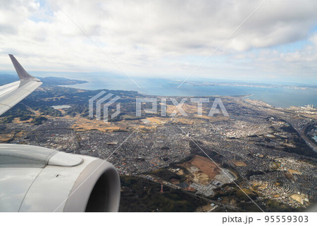 飛行機から見た綺麗な景色 95559303