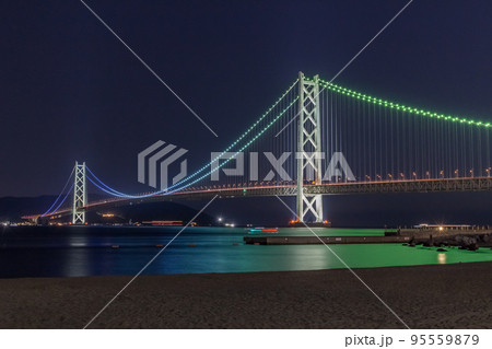 ライトアップされた明石海峡大橋 95559879