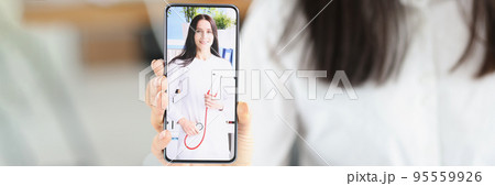 Female show smartphone with old doctor picture, change qualification 95559926