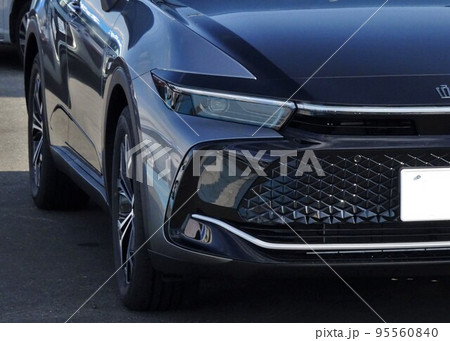 自動車イメージ　トヨタ16代目クラウン クロスオーバーGのフロントマスク 95560840