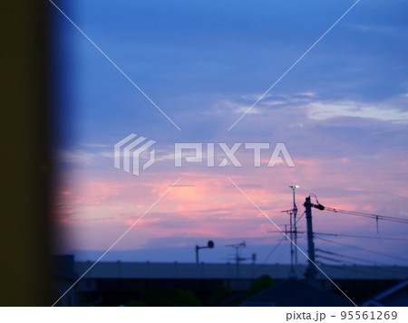 夕暮れ時の穏やかな空 夕暮れ時の穏やかな空 95561269