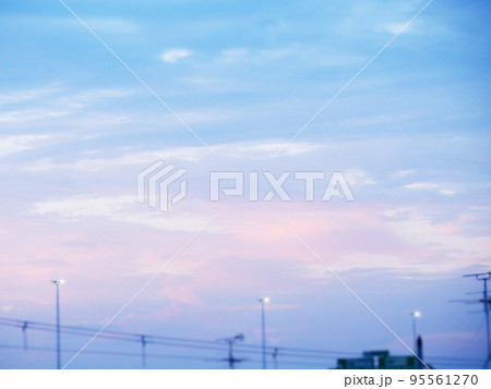 夕暮れ時の穏やかな空 夕暮れ時の穏やかな空 95561270