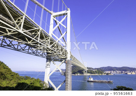 本州と九州を繋ぐ関門橋　（改修工事中） 95561663