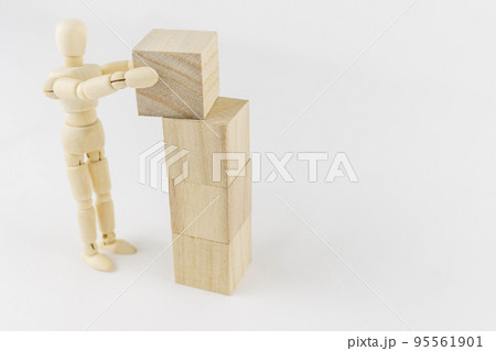 木のブロックを積み上げるデッサン人形 95561901
