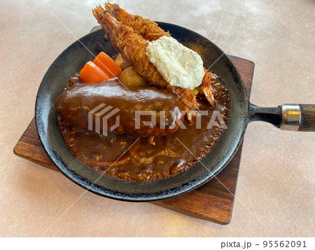 アツアツのハンバーグとエビフライセット 95562091