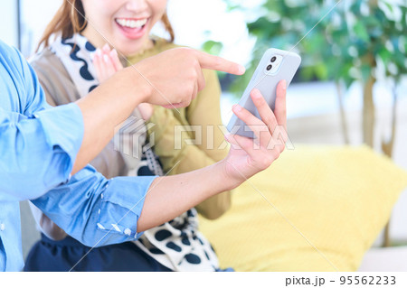 スマホを見るカップル リビング スマホを見るカップル リビング 95562233
