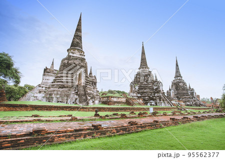 Old ruined Wat Phra Si Sanphet in Ayutthaya. 95562377