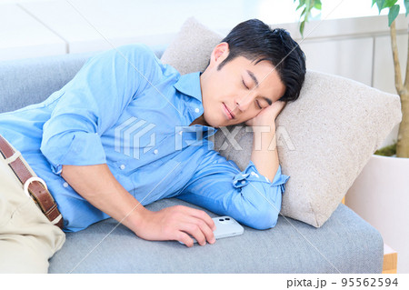 うたた寝する男性 寝落ち 仮眠 うたた寝する男性 寝落ち 仮眠 95562594