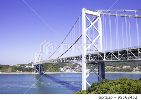 本州と九州を繋ぐ関門橋 (改修工事中) 本州と九州を繋ぐ関門橋 (改修工事中) 95563452