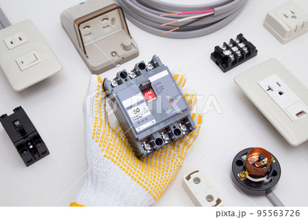 ブレーカーと電気器具 95563726