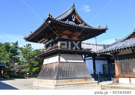 奈良県斑鳩町の世界遺産法隆寺 国宝東院鐘楼 奈良県斑鳩町の世界遺産法隆寺 国宝東院鐘楼 95564085