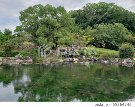 高知城周辺の城西公園にある日本庭園 95564246