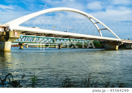 大阪府の淀川にかかる長柄橋と阪急千里線淀川橋梁 95564299