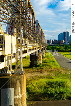大阪府の淀川にかかる上淀川橋梁の梅田貨物線と梅北ビル街 95564304