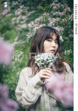 自然の中で紫陽花を持っている女性 自然の中で紫陽花を持っている女性 95564782