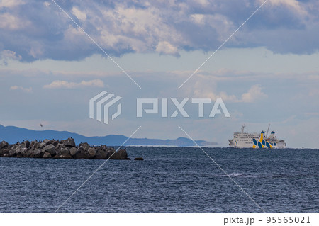 【北海道・稚内市】ノシャップ岬沖を礼文に向かうフェリー 10月 95565021