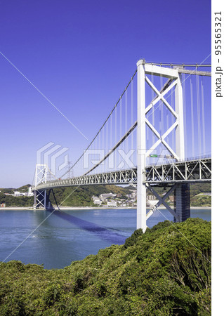 本州と九州を繋ぐ関門橋　（改修工事中） 95565321