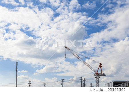 クレーンのある工事現場 95565562