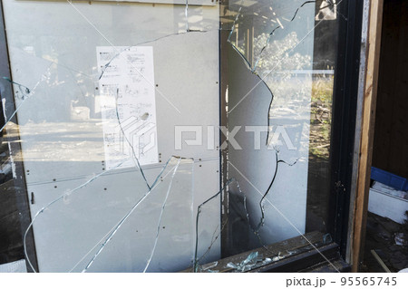 割れた窓ガラスの写真素材 [95565745] - PIXTA