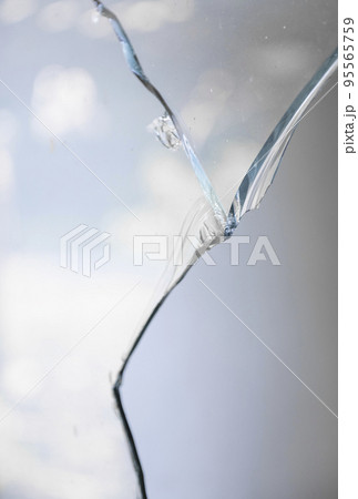 割れた窓ガラス 割れた窓ガラス 95565759