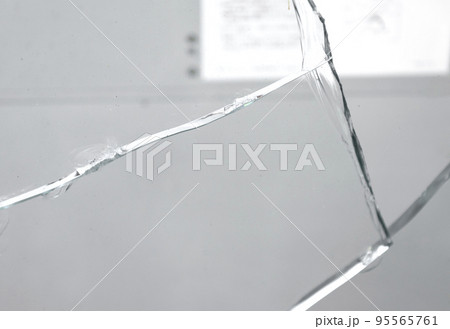 割れた窓ガラス 割れた窓ガラス 95565761