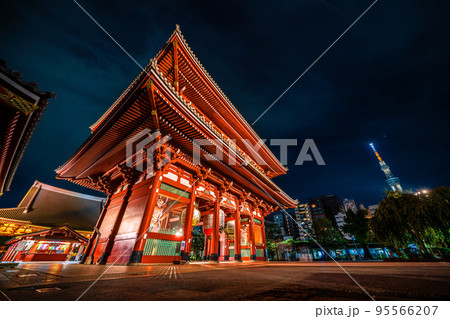 日本の東京都市景観 入国制限撤廃、外国人の個人旅行も解禁…。夜の浅草寺・宝蔵門など＝10月11日 95566207