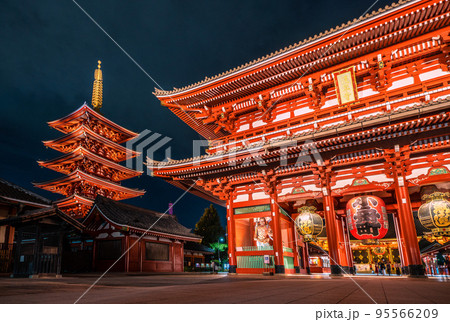日本の東京都市景観 入国制限撤廃、外国人の個人旅行も解禁…。夜の浅草寺・宝蔵門、五重塔=10月11日 日本の東京都市景観 入国制限撤廃、外国人の個人旅行も解禁…。夜の浅草寺・宝蔵門、五重塔=10月11日 95566209