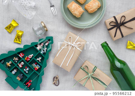 クリスマスプレゼント、クリスマスツリー、アクセサリー、お祝いの準備 クリスマスプレゼント、クリスマスツリー、アクセサリー、お祝いの準備 95566212