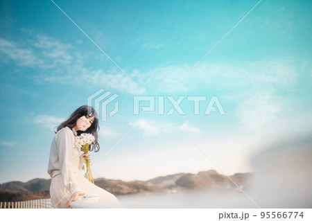 青空と雲と白いワンピースの女性 青空と雲と白いワンピースの女性 95566774