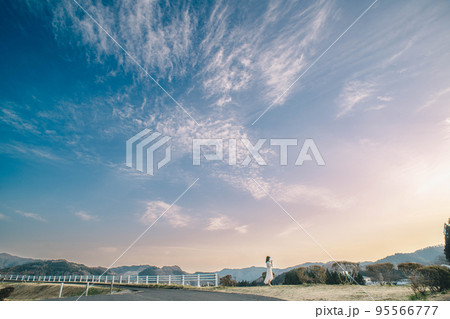 青空と雲と白いワンピースの女性 青空と雲と白いワンピースの女性 95566777