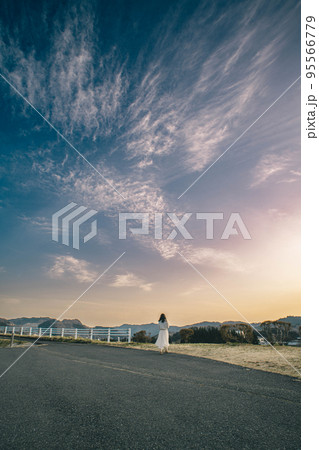 青空と雲と白いワンピースの女性 青空と雲と白いワンピースの女性 95566779