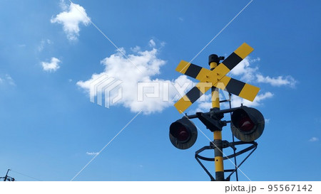 踏切警標と青空 右の写真素材 [95567142] - PIXTA