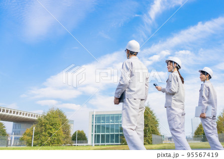 爽やかなエンジニアの後ろ姿 爽やかなエンジニアの後ろ姿 95567419