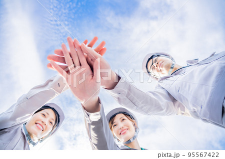 笑顔のエンジニアチーム 95567422