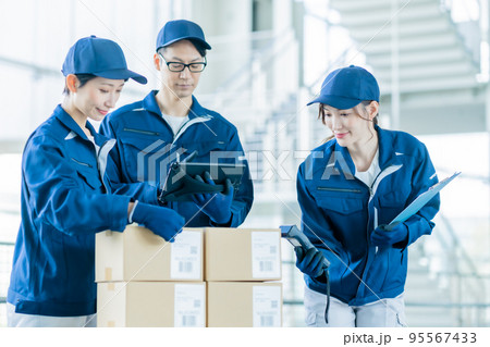 出荷用に梱包作業を行う作業員 出荷用に梱包作業を行う作業員 95567433