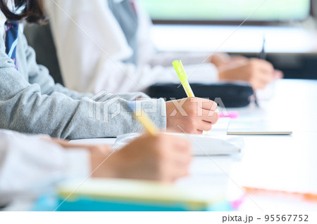 勉強する男女の中学生　ボディーパーツ　顔なし 95567752
