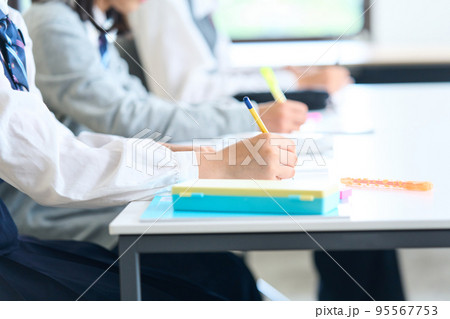 勉強する男女の中学生　ボディーパーツ　顔なし 95567753